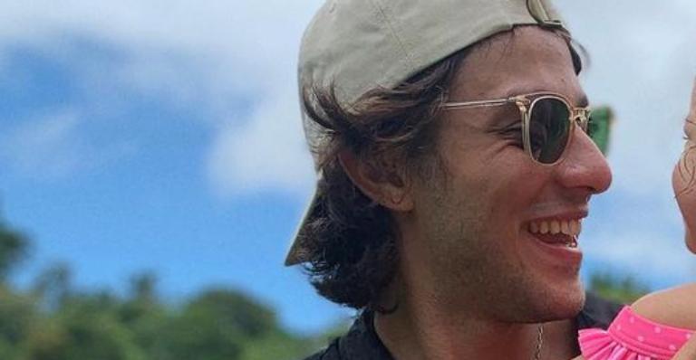 Chay Suede paparica muito a herdeira e beleza impressiona: ”Uma mocinha!”