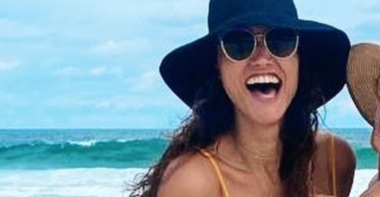 Acompanhada, Débora Nascimento curte dia de praia e corpão malhado rouba a cena