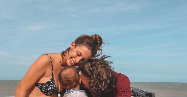 Durante viagem na Bahia, Gabi Brandt exibe barrigão de sete meses