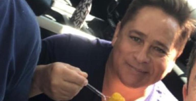Gente como a gente! Leonardo mostra simplicidade e abre marmita durante almoço com amigos: ”Humildade!”