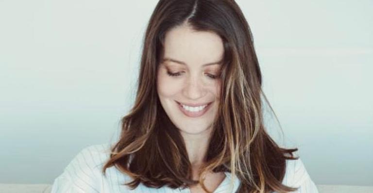 Gravidíssima, Nathalia Dill deixa barrigão saliente à mostra e empolga fãs: ”Esperando!”