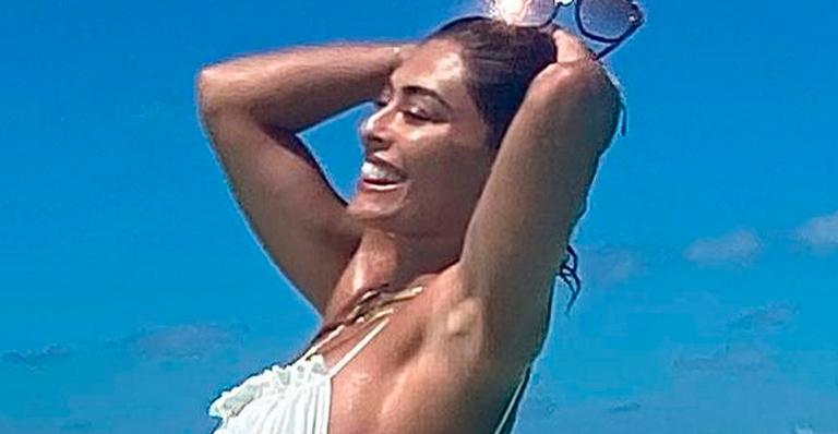 No paraíso das Ilhas Maldivas, Juliana Paes rouba a cena da paisagem com biquíni fio-dental: “Nenhum defeito”