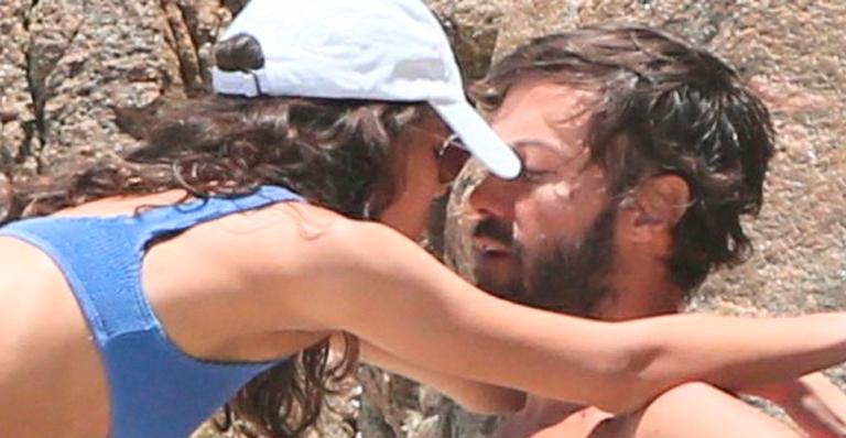 Kayky Brito é flagrado em tarde de romance com modelo gata na praia