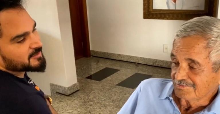 Sem poder ir ao velório, Luciano Camargo comove ao se despedir do pai