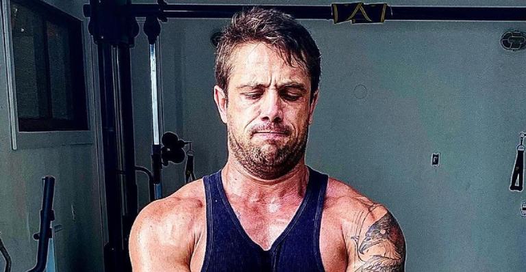 Rafael Cardoso pega pesado no treino e surpreende ao mostrar shape impecável