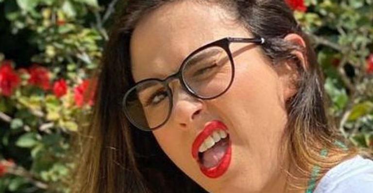 Tatá Werneck surge em banho de chuveiro com a filha e brinca: “Quando a mãe é fresca”