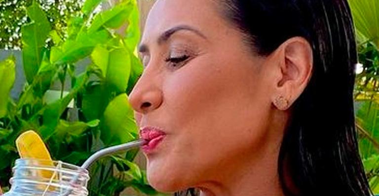 Aos 47 anos, Scheila Carvalho arrasa de biquíni e exibe abdômen trincado: “Que mulher”
