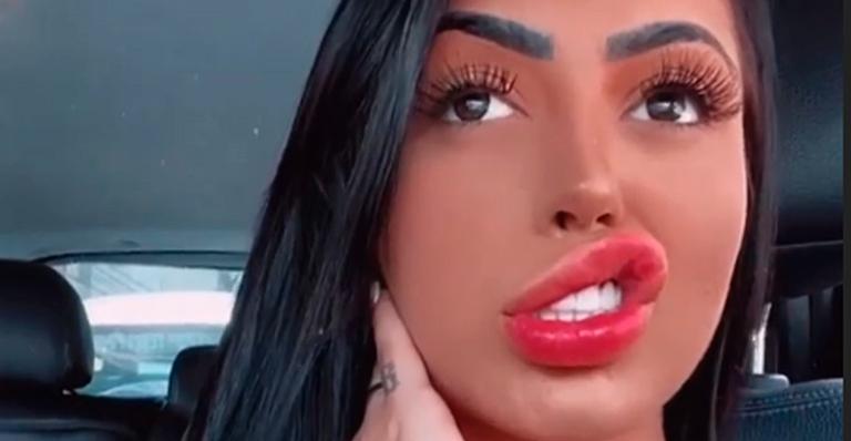Ex-Fazenda MC Mirella dispensa blusa e sutiã e faz topless enquanto dirige à luz do dia
