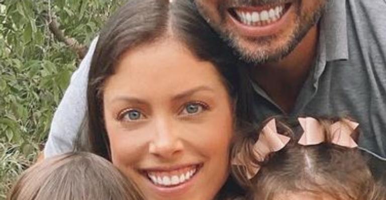 Luxo! Fabiana Justus mostra bagunça das gêmeas no seu quarto e cama gigantesca rouba a cena