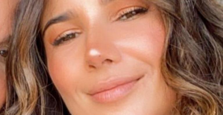 Gêmeas? Paula Fernandes surge coladinha na matriarca e semelhança confunde fãs: ”Quem é quem?”