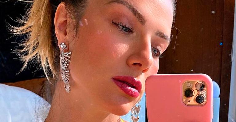 Giovanna Ewbank aposta em vestido chiquérrimo e ostenta decote no limite: “Gata, linda, chique”