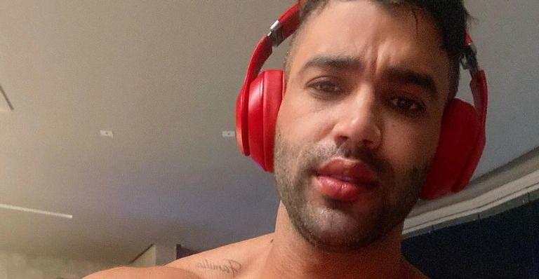 Sem camisa, Gusttavo Lima deixa web apaixonada ao exibir peitoral definindo: “Exercício pago”