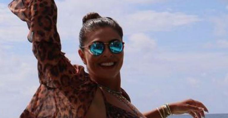Juliana Paes ostenta curvais espetaculares em cliques deslumbrantes com biquíni de onça: “Não cansa?”