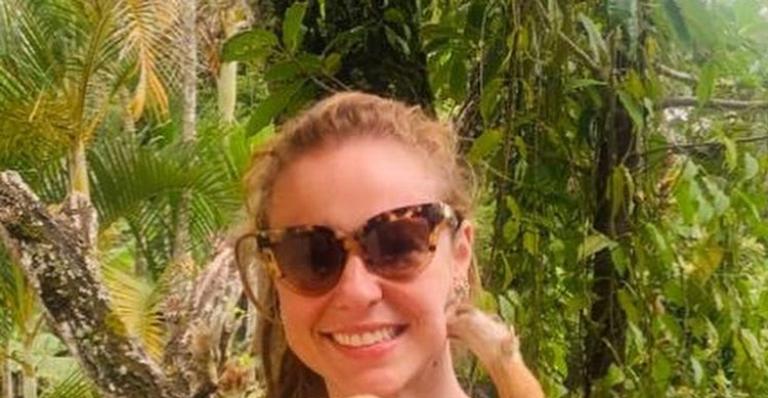 Paolla Oliveira posa de shortinho e pernas torneadas roubam cena: ”Maravilhosa”