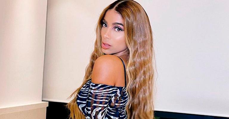 Só de camisola transparente, Anitta posa sentadinha na cama e abala estruturas: “Cada dia mais linda”