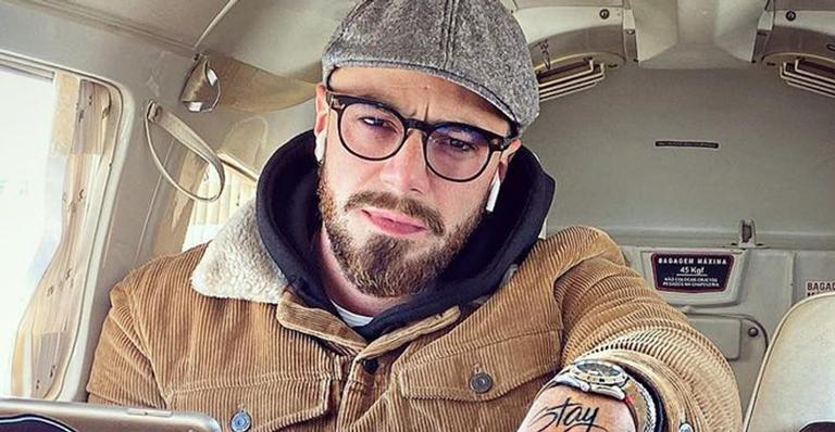 Sorte? Felipe Titto posa em jatinho milionário e fala de trabalho duro: “Insistem em me chamar de sortudo”