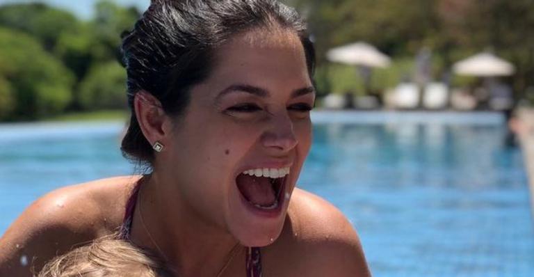 Thais Fersoza leva os filhos para a praia e momento especial encanta fãs: ”Que mãezona!”