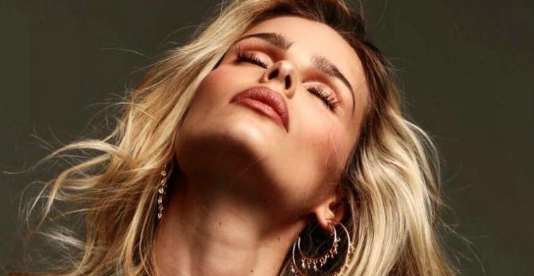 Yasmin Brunet dispensa sutiã, levanta lateral da calcinha e posa deslumbrante: “A Deusa acordou, mundo”