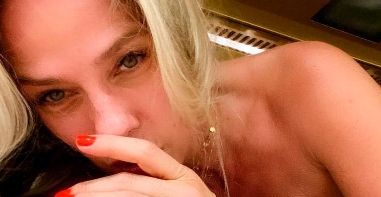 Adriane Galisteu aparece totalmente nua em bronzeamento artificial e causa: “Absolutamente linda”