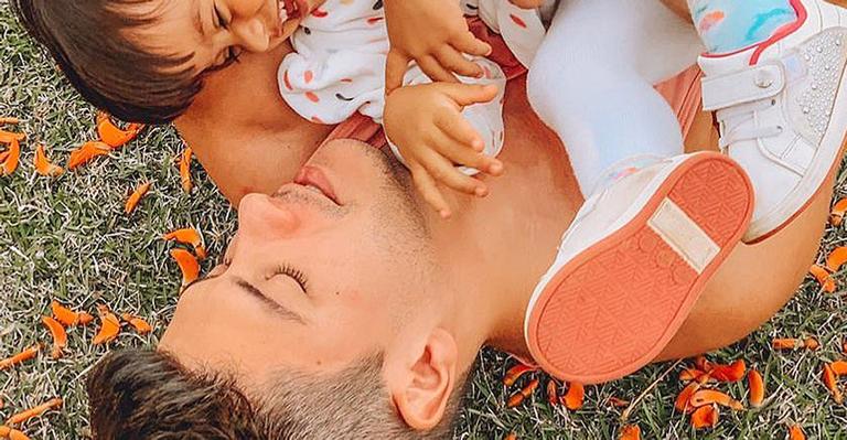 Em clique, Arthur Aguiar arranca gargalhadas da filha, Sophia: “Amor que não se explica”