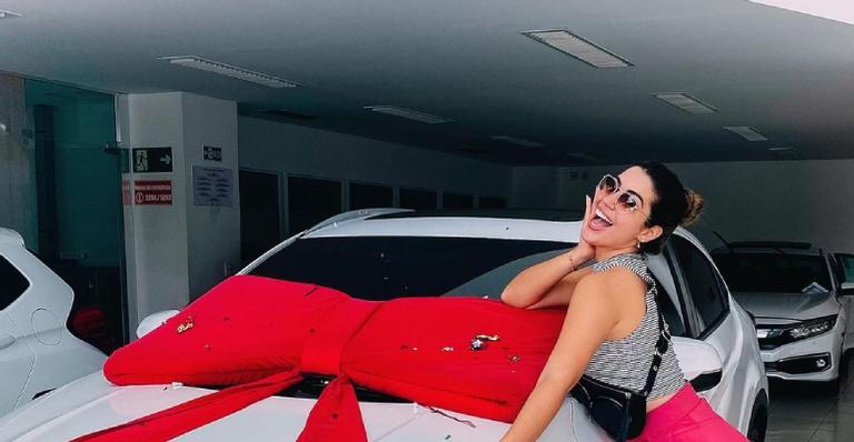 Ex-BBB Vivian Amorim celebra compra do primeiro carro: ”Um pouco brega”