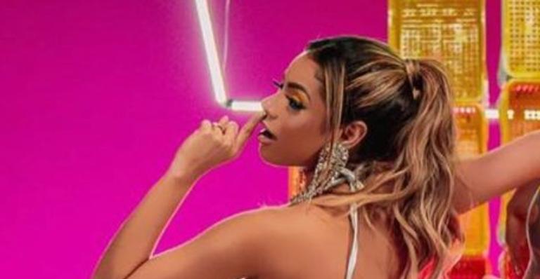 Abusou! Lexa deixa bumbum gigante de fora em look revelador e esquenta web: ”Perfeita”