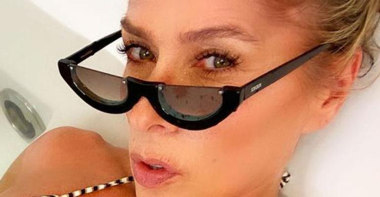 Adriane Galisteu causa ao ostentar físico impecável na banheira com biquíni micro: “Corpinho de 18 anos”