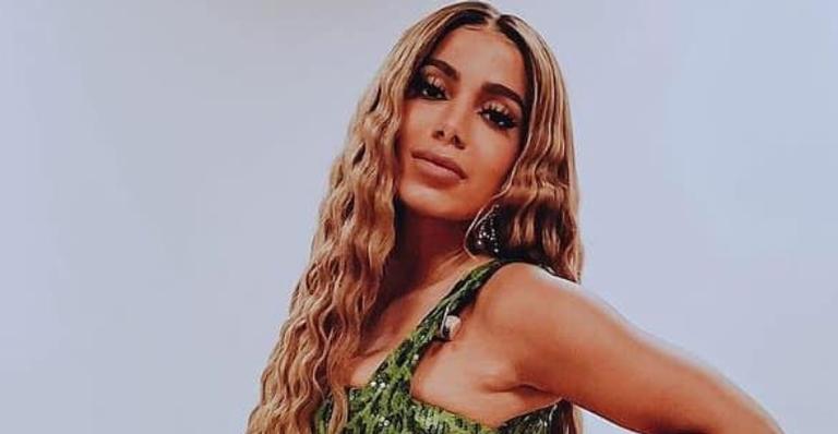 Anitta exibe bumbum poderoso em look justinho e movimenta web: ”Que mulher!”