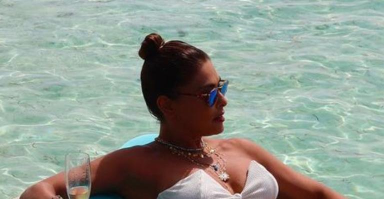 Só dá ela! Aos 41 anos, Juliana Paes exibe corpão impecável em registro sem filtros de biquíni: ”Gatíssima!”