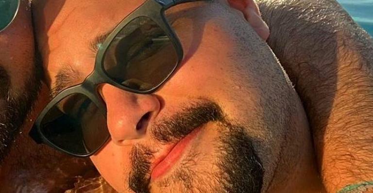 Apaixonado, Tiago Abravanel troca carícias com o marido em dia de piscina: ”Casalzão!”