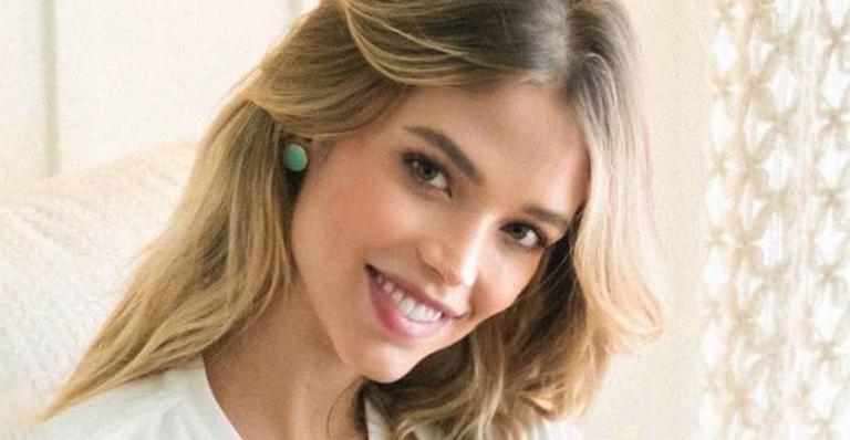 Carol Dias explode fofurômetro ao posar com a herdeira usando vestido florido: “Não aguento”