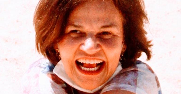 Bem disposta, Claudia Rodrigues faz rara aparição e se exercita em praia do Rio de Janeiro