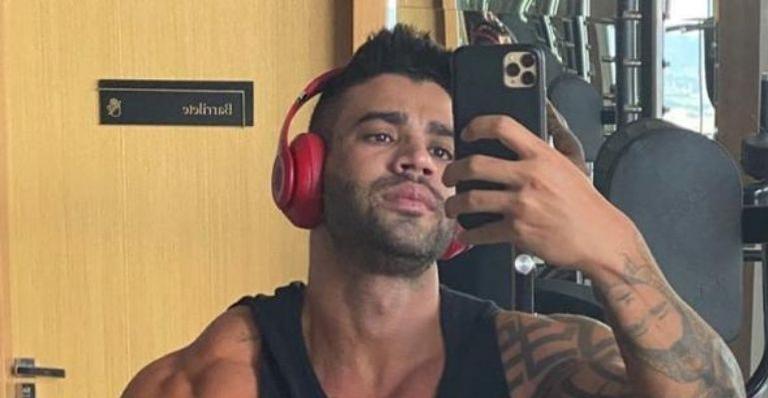 Na academia, Gusttavo Lima posa de regata e braços musculosos roubam a cena