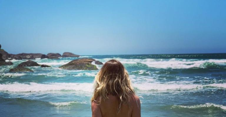 Aos 47 anos, Letícia Spiller dá virada estratégica e ostenta bumbum poderoso