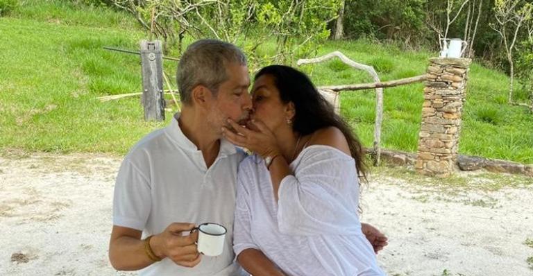 Em momento raro, Regina Casé compartilha momento íntimo ao lado do marido