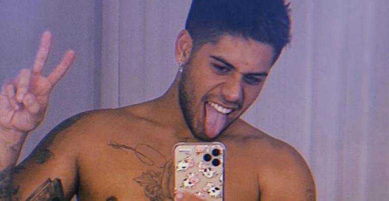 Zé Felipe dispensa camiseta, ostenta físico chapado e exibe tatuagem nova: “Queda de pressão veio”