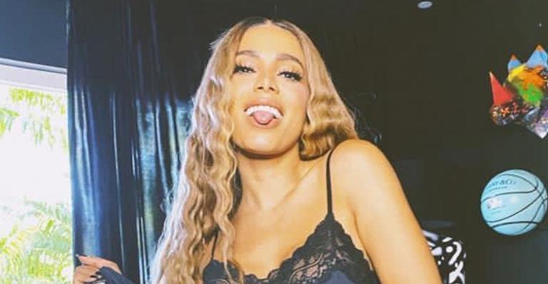 Anitta puxa lingerie até o limite, sensualiza na cama e deixa fãs babando no seu corpão invejável: ”Gostosa”