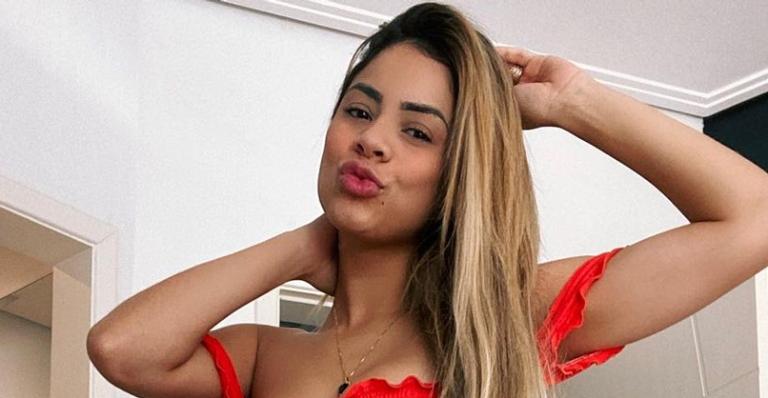 De biquíni, Lexa ostenta corpão escultural e cintura avantajada deixa fãs babando: ”Que barriguinha é essa?”