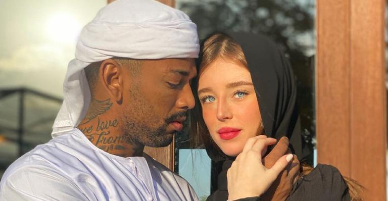 Em viagem romântica à Dubai, Nego do Borel e Duda Reis usam roupas tradicionais do país