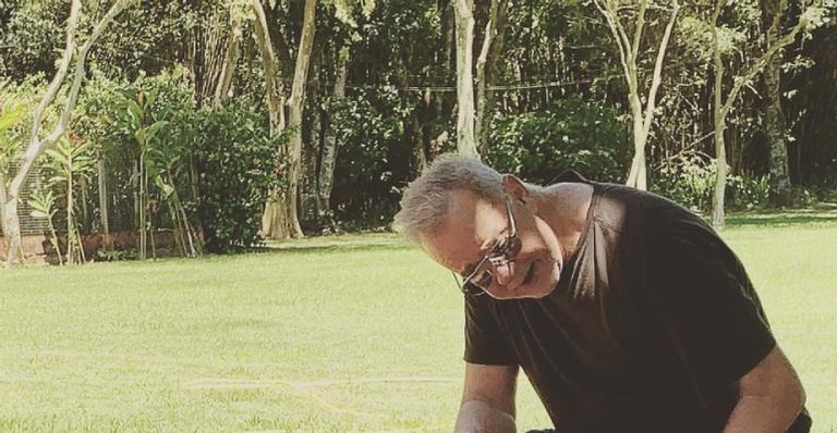 Após processo de adoção, Luiz Fernando Guimarães surge ao lado dos herdeiros