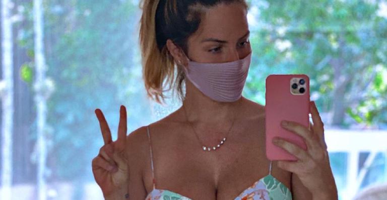 Sem filtros, Giovanna Ewbank ergue biquíni até o limite e mostra tatuagem íntima e estrias