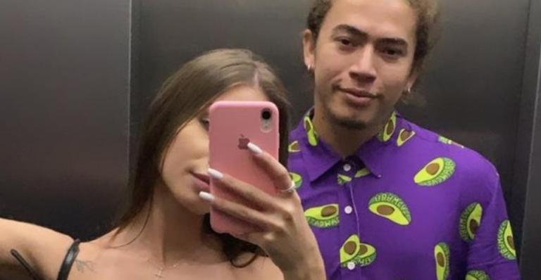 Após voltar de viagem, Whidersson Nunes posa ao lado da namorada, Maria Lina