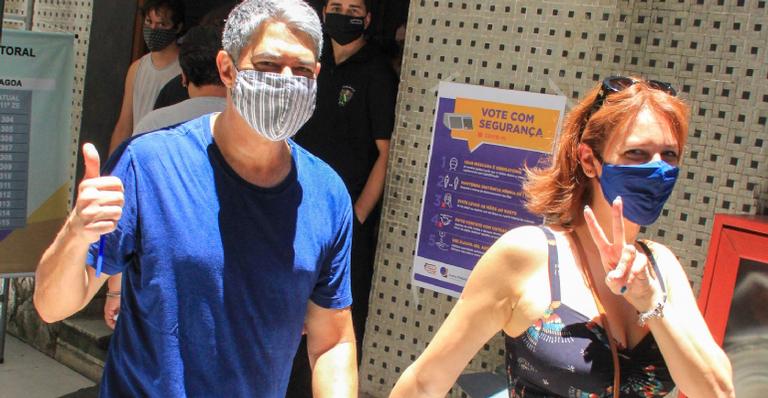 Acompanhado da esposa, William Bonner dá show de simpatia durante votação no Rio