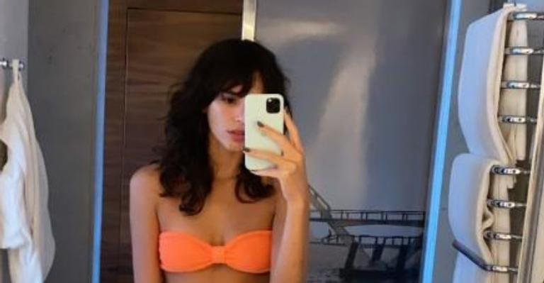 Bruna Marquezine aposta em biquíni cavado e corpo sarado rouba cena