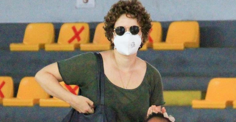 Ela cresceu! Leandra Leal aparece em zona eleitoral acompanhada da filha e beleza impressiona: ”Uma mocinha!”