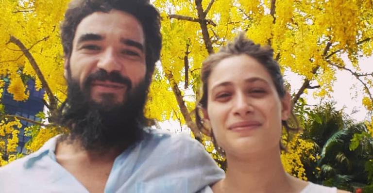 Em raro clique juntos, Caio Blat e Luísa Arraes posam coladinhos e ator destaca: ”Vejo flores em você”