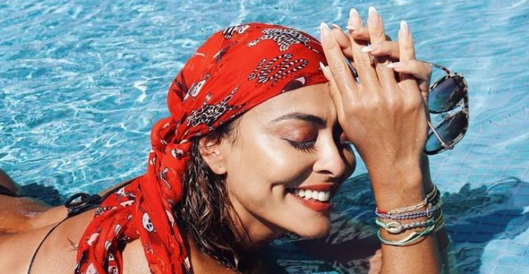 De biquíni, Juliana Paes empina bumbum impecável e impressiona: ”Poderosa”