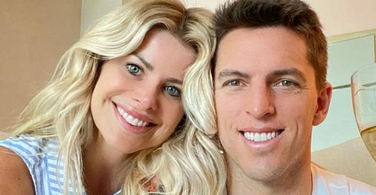 Karina Bacchi e Amaury Nunes trocam declarações e celebram dois anos de casados