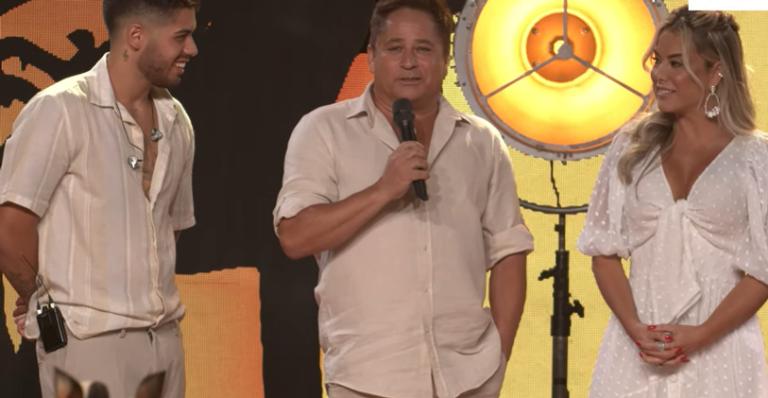 Após anunciar estar com dengue, Leonardo recebe cuidados da esposa: ”Fiquei sem dormir”