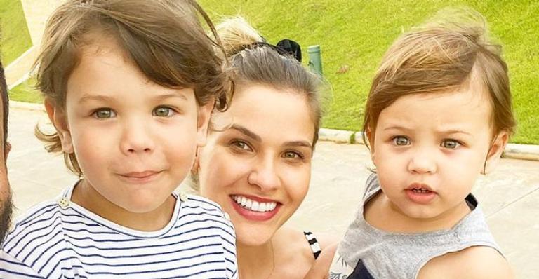 Andressa Suita faz a festa com os filhos na piscina e corpão turbinado rouba a cena: ”Gatíssima!”